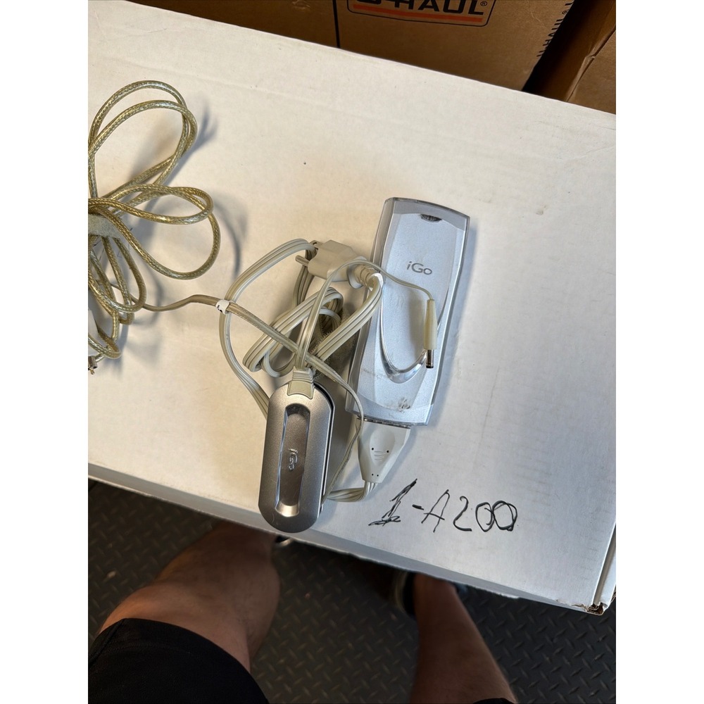 iGo Juice 70 Universal AC DC Power Adapter Laptop Charger‎ PS0055 Silver